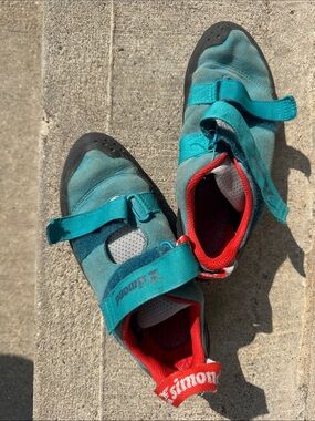 Decathlon Women's 8, Men 6.5 Teal and Red Rock Climbing Shoes Bouldering